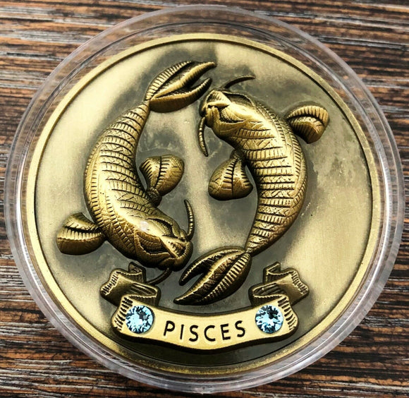 My Zodiac Coin - PISCES - Swarovski® Crystals, 3D, Glow-In-The-Dark - Gold Color